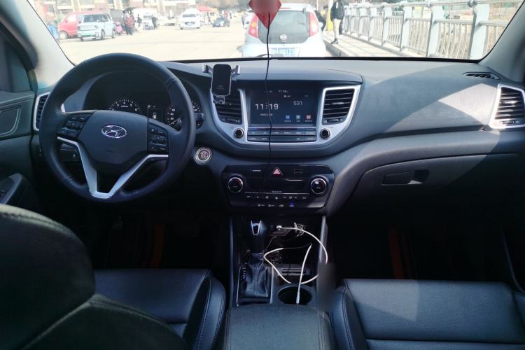 Used Hyundai Tucson 2015 1.6T Dual-Clutch Two-Wheel-Drive Smart Model Center Console