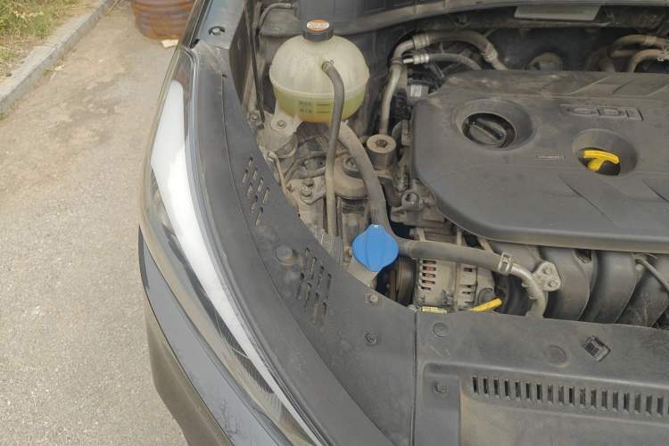 Used Hyundai Tucson 2015 2.0L Automatic Two-Wheel Drive Smart Version Engine Bay Right