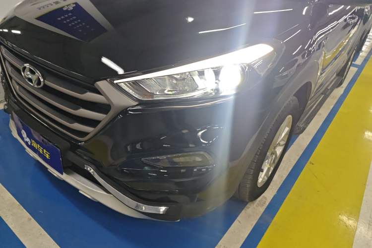 Used Hyundai Tucson 2015 1.6T Dual-Clutch Two-Wheel-Drive Smart Model Left Front Headlight