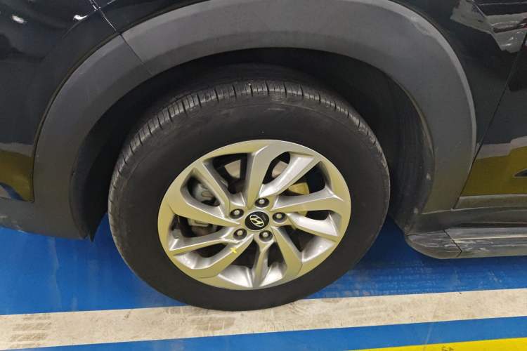 Used Hyundai Tucson 2015 1.6T Dual-Clutch Two-Wheel-Drive Smart Model Left Front Wheel Hub