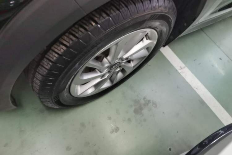 Used Hyundai Tucson 2015 1.6T Dual-Clutch Two-Wheel-Drive Smart Model Left Front Wheel Hub