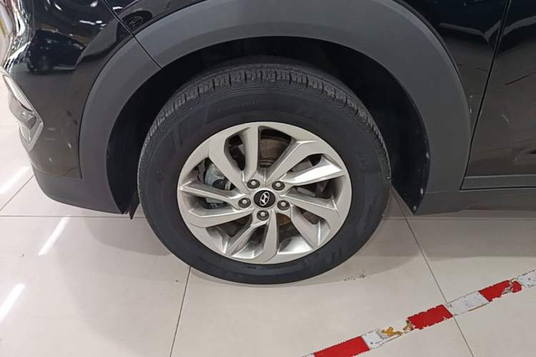 Used Hyundai Tucson 2015 1.6T Dual-Clutch Two-Wheel-Drive Smart Model Left Front Wheel Hub
