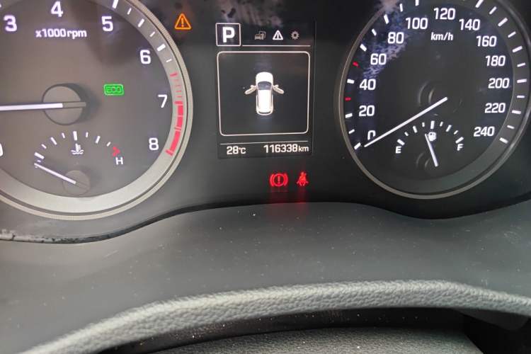 Used Hyundai Tucson 2015 1.6T Dual-Clutch Two-Wheel-Drive Smart Model Odometer Close Up