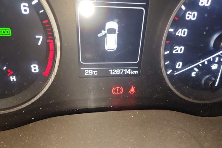 Used Hyundai Tucson 2015 1.6T Dual-Clutch Two-Wheel-Drive Smart Model Odometer Close Up