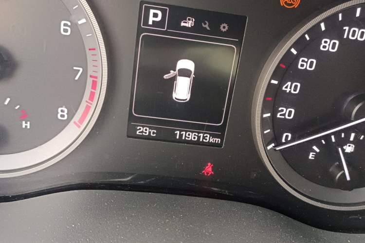 Used Hyundai Tucson 2015 1.6T Dual-Clutch Two-Wheel-Drive Smart Model Odometer Close Up