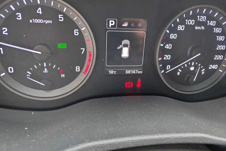Used Hyundai Tucson 2015 1.6T Dual-Clutch Two-Wheel-Drive Smart Model Odometer Close Up