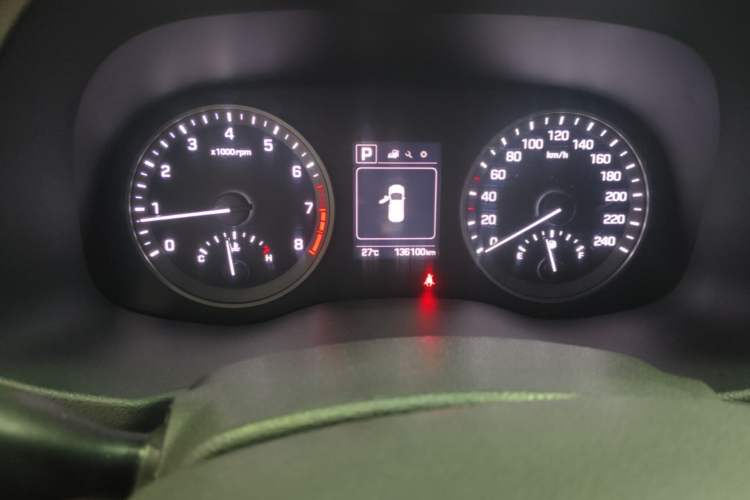 Used Hyundai Tucson 2015 1.6T Dual-Clutch Two-Wheel-Drive Smart Model Odometer Close Up