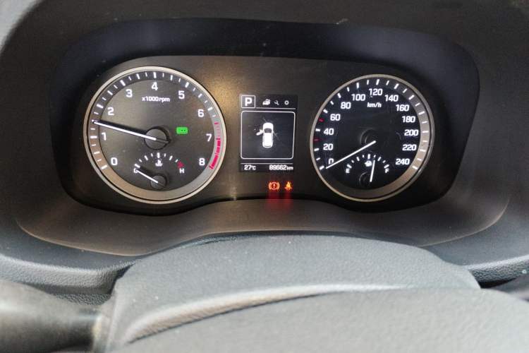 Used Hyundai Tucson 2015 1.6T Dual-Clutch Two-Wheel-Drive Smart Model Odometer Close Up