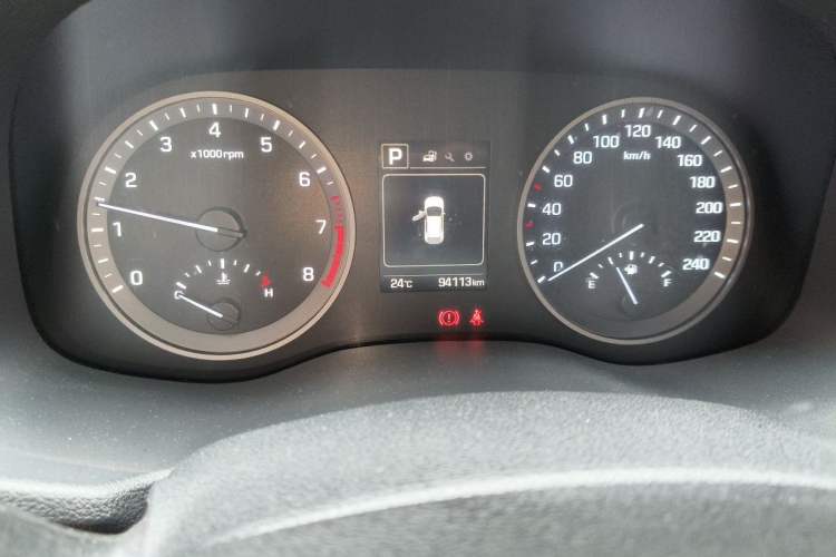 Used Hyundai Tucson 2015 1.6T Dual-Clutch Two-Wheel-Drive Smart Model Odometer Close Up