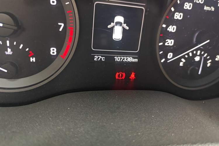 Used Hyundai Tucson 2015 1.6T Dual-Clutch Two-Wheel-Drive Smart Model Odometer Close Up