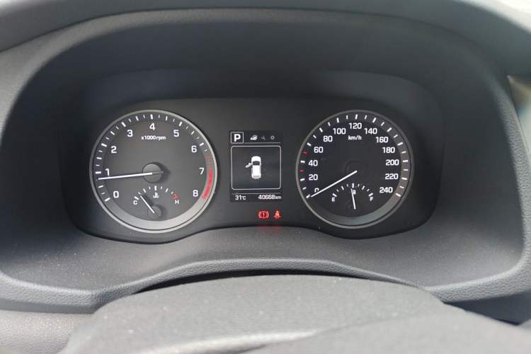 Used Hyundai Tucson 2015 1.6T Dual-Clutch Two-Wheel-Drive Smart Model Odometer Close Up