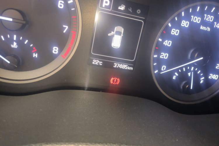 Used Hyundai Tucson 2015 1.6T Dual-Clutch Two-Wheel-Drive Smart Model Odometer Close Up