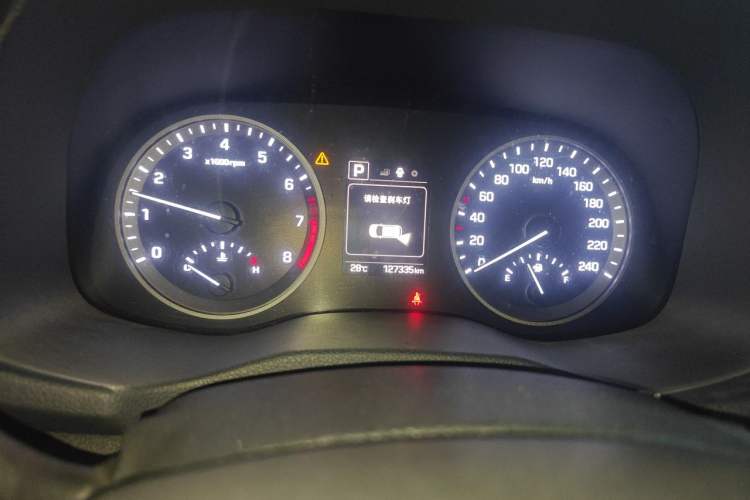 Used Hyundai Tucson 2015 1.6T Dual-Clutch Two-Wheel-Drive Smart Model Odometer Close Up