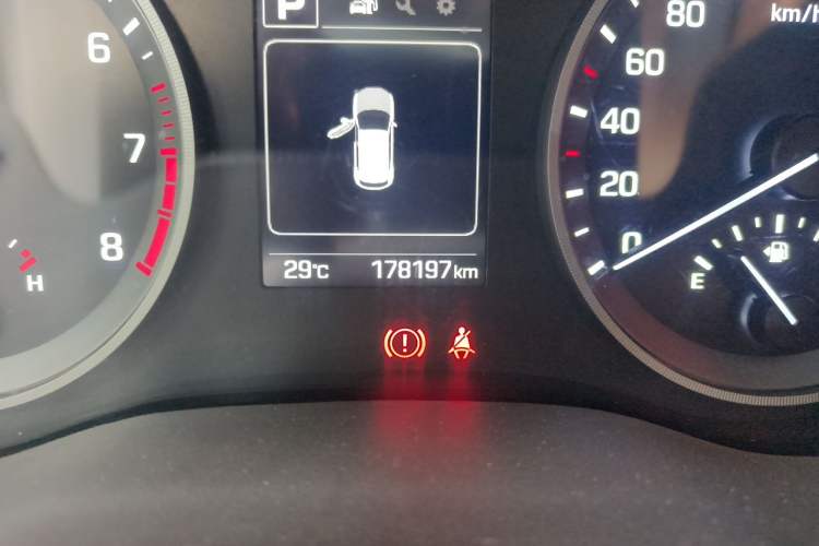 Used Hyundai Tucson 2015 1.6T Dual-Clutch Two-Wheel-Drive Smart Model Odometer Close Up