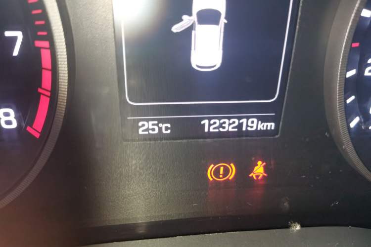 Used Hyundai Tucson 2015 1.6T Dual-Clutch Two-Wheel-Drive Smart Model Odometer Close Up