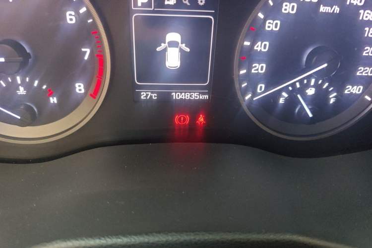 Used Hyundai Tucson 2015 1.6T Dual-Clutch Two-Wheel-Drive Smart Model Odometer Close Up