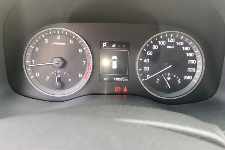 Used Hyundai Tucson 2015 1.6T Dual-Clutch Two-Wheel-Drive Smart Model Odometer Close Up