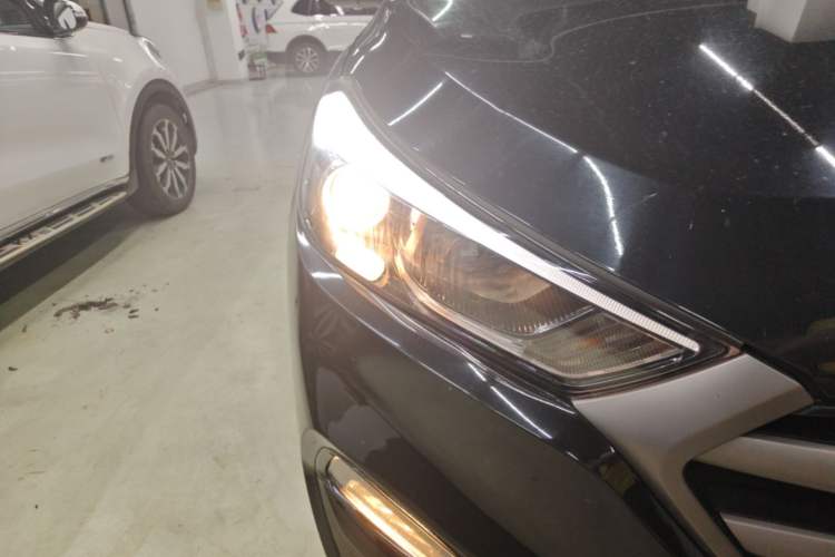Used Hyundai Tucson 2015 1.6T Dual-Clutch Two-Wheel-Drive Smart Model Right Front Headlight