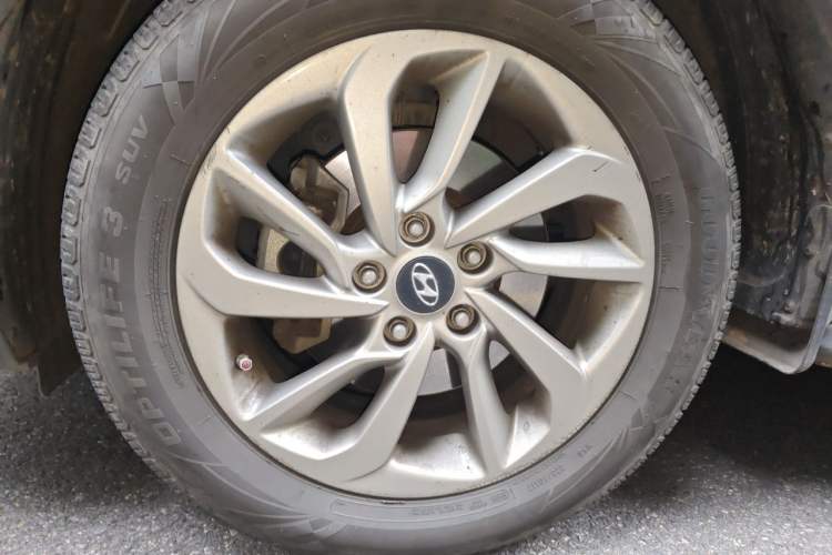Used Hyundai Tucson 2015 1.6T Dual-Clutch Two-Wheel-Drive Smart Model Right Front Wheel Hub