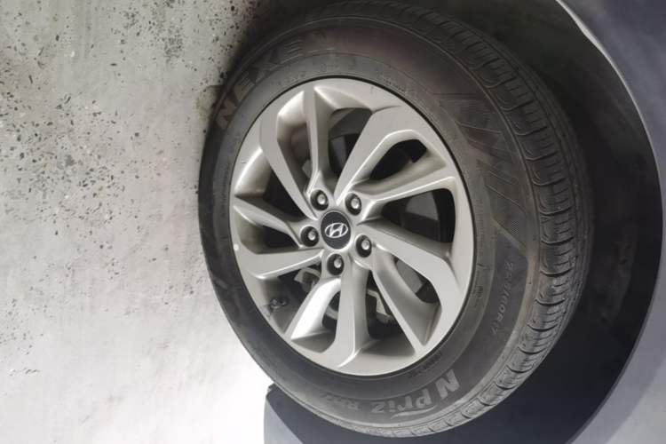 Used Hyundai Tucson 2015 1.6T Dual-Clutch Two-Wheel-Drive Smart Model Right Front Wheel Hub