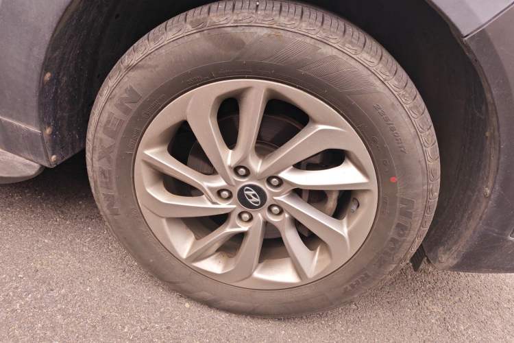 Used Hyundai Tucson 2015 1.6T Dual-Clutch Two-Wheel-Drive Smart Model Right Front Wheel Hub