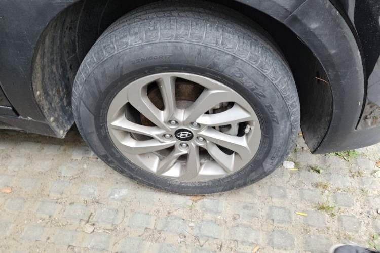 Used Hyundai Tucson 2015 1.6T Dual-Clutch Two-Wheel-Drive Smart Model Right Front Wheel Hub