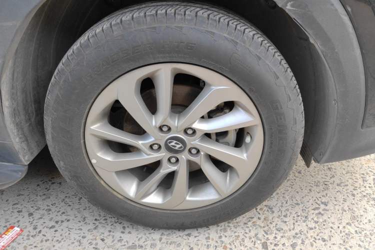 Used Hyundai Tucson 2015 1.6T Dual-Clutch Two-Wheel-Drive Smart Model Right Front Wheel Hub