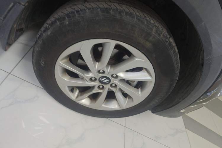 Used Hyundai Tucson 2015 1.6T Dual-Clutch Two-Wheel-Drive Smart Model Right Front Wheel Hub