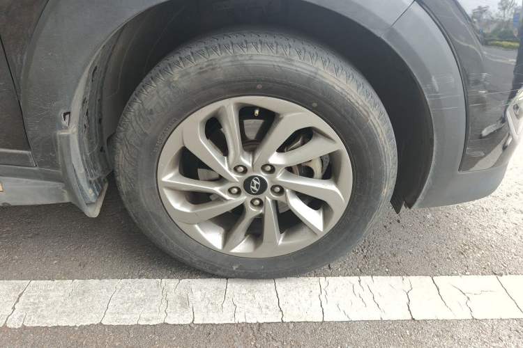 Used Hyundai Tucson 2015 1.6T Dual-Clutch Two-Wheel-Drive Smart Model Right Front Wheel Hub