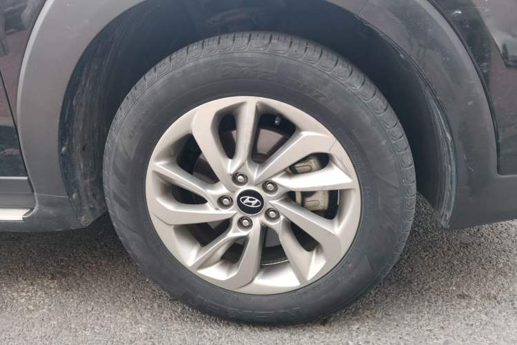 Used Hyundai Tucson 2015 1.6T Dual-Clutch Two-Wheel-Drive Smart Model Right Front Wheel Hub
