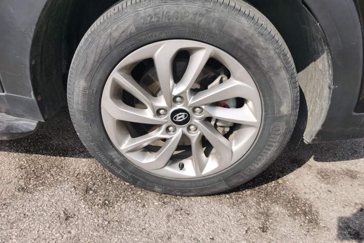 Used Hyundai Tucson 2015 1.6T Dual-Clutch Two-Wheel-Drive Smart Model Right Front Wheel Hub