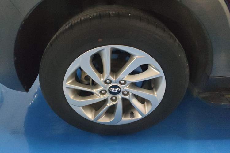 Used Hyundai Tucson 2015 1.6T Dual-Clutch Two-Wheel-Drive Smart Model Right Rear Wheel Hub