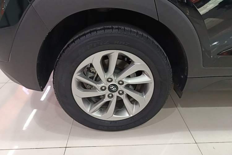 Used Hyundai Tucson 2015 1.6T Dual-Clutch Two-Wheel-Drive Smart Model Right Rear Wheel Hub