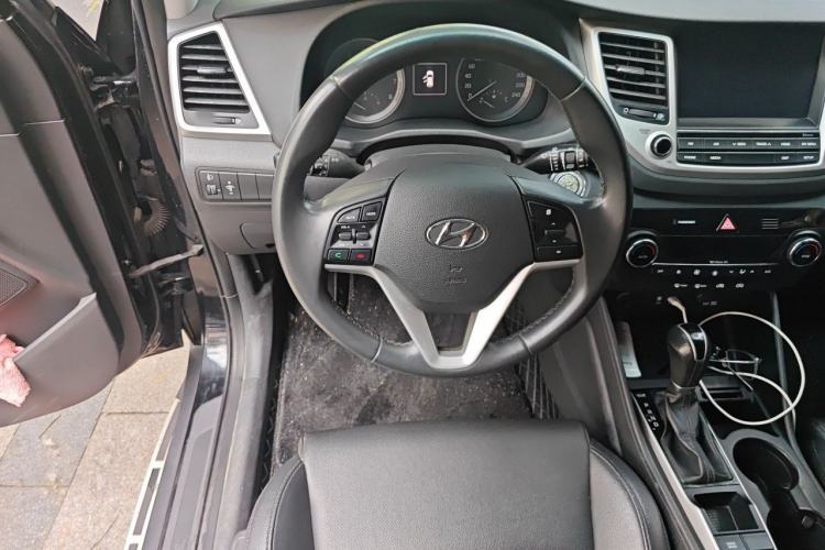 Used Hyundai Tucson 2015 1.6T Dual-Clutch Two-Wheel-Drive Smart Model Steering Wheel