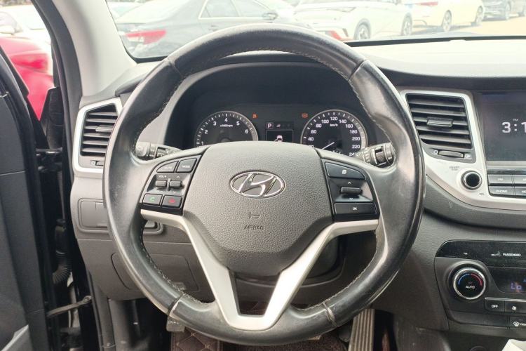 Used Hyundai Tucson 2015 1.6T Dual-Clutch Two-Wheel-Drive Smart Model Steering Wheel