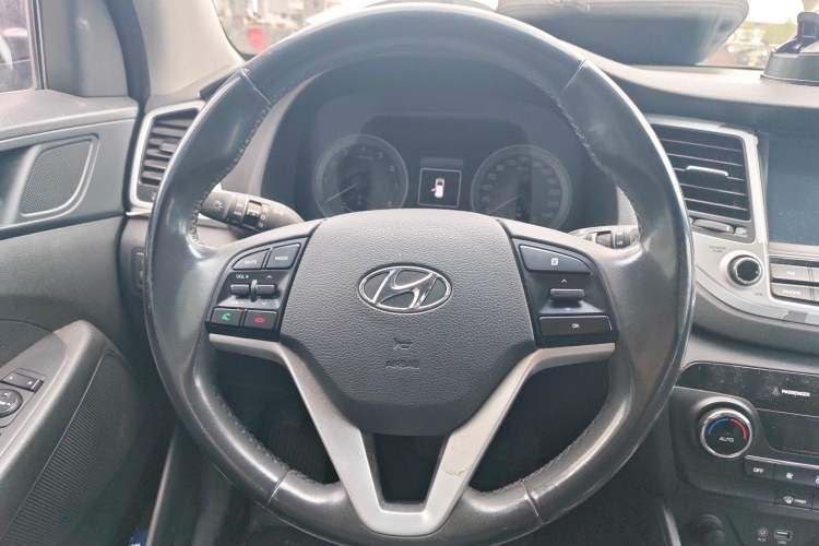 Used Hyundai Tucson 2015 1.6T Dual-Clutch Two-Wheel-Drive Smart Model Steering Wheel