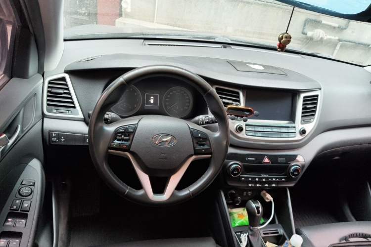 Used Hyundai Tucson 2015 1.6T Dual-Clutch Two-Wheel-Drive Smart Model Steering Wheel