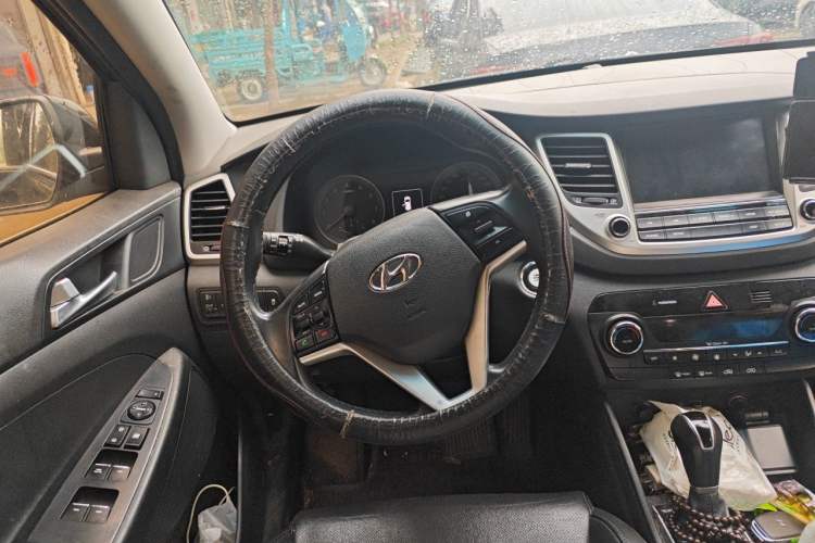 Used Hyundai Tucson 2015 1.6T Dual-Clutch Two-Wheel-Drive Smart Model Steering Wheel