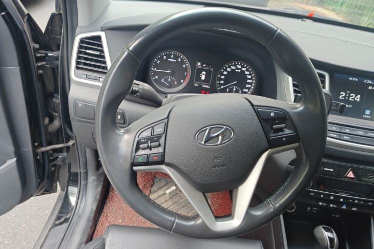 Used Hyundai Tucson 2015 1.6T Dual-Clutch Two-Wheel-Drive Smart Model Steering Wheel