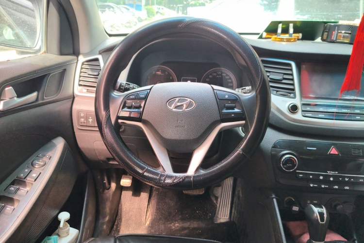 Used Hyundai Tucson 2015 1.6T Dual-Clutch Two-Wheel-Drive Smart Model Steering Wheel