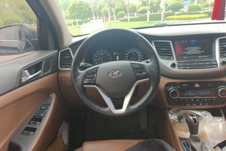 Used Hyundai Tucson 2015 1.6T Dual-Clutch Two-Wheel-Drive Smart Model Steering Wheel