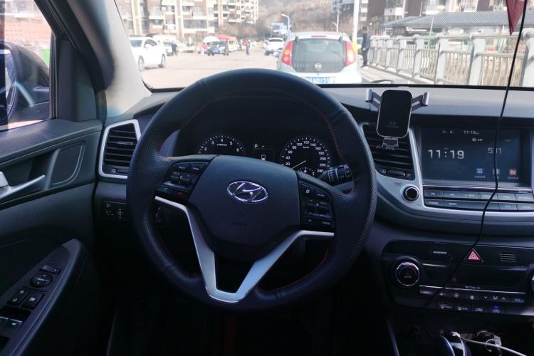 Used Hyundai Tucson 2015 1.6T Dual-Clutch Two-Wheel-Drive Smart Model Steering Wheel