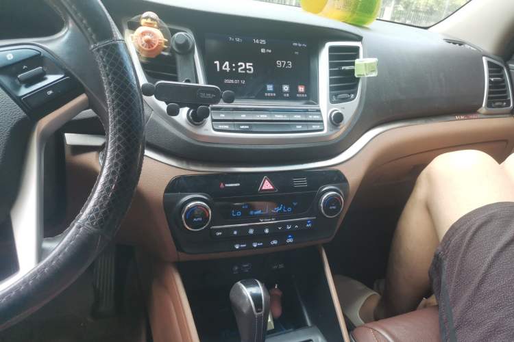 Used Hyundai Tucson 2015 1.6T Dual-Clutch Two-Wheel-Drive Smart Model Audio And AC Panel