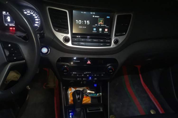 Used Hyundai Tucson 2015 1.6T Dual-Clutch Two-Wheel-Drive Smart Model Audio And AC Panel