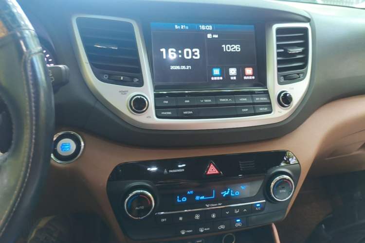 Used Hyundai Tucson 2015 1.6T Dual-Clutch Two-Wheel-Drive Leading Model Audio And AC Panel