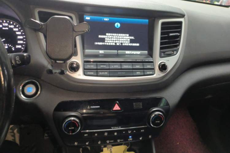 Used Hyundai Tucson 2015 1.6T Dual-Clutch Four-Wheel Drive Flagship Model Audio And AC Panel
