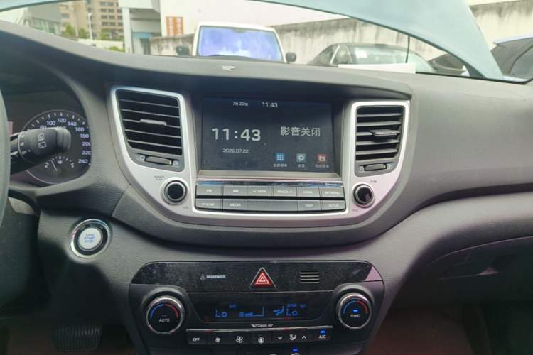 Used Hyundai Tucson 2015 1.6T Dual-Clutch Two-Wheel-Drive Smart Model Audio And AC Panel