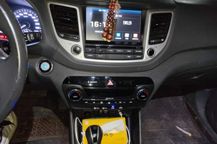 Used Hyundai Tucson 2015 1.6T Dual-Clutch Two-Wheel-Drive Smart Model Audio And AC Panel