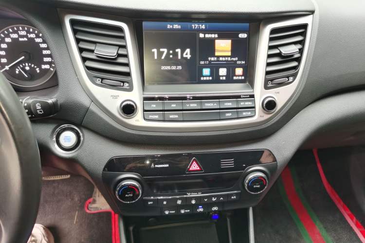 Used Hyundai Tucson 2015 1.6T Dual-Clutch Two-Wheel-Drive Smart Model Audio And AC Panel