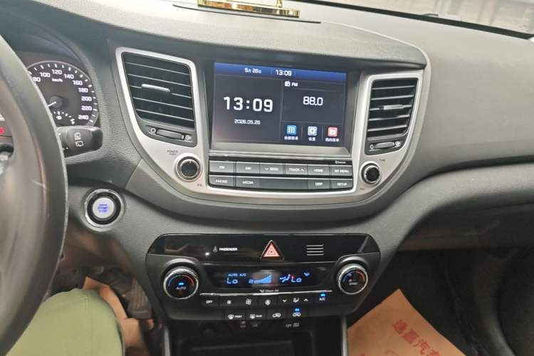 Used Hyundai Tucson 2015 1.6T Dual-Clutch Two-Wheel-Drive Smart Model Audio And AC Panel